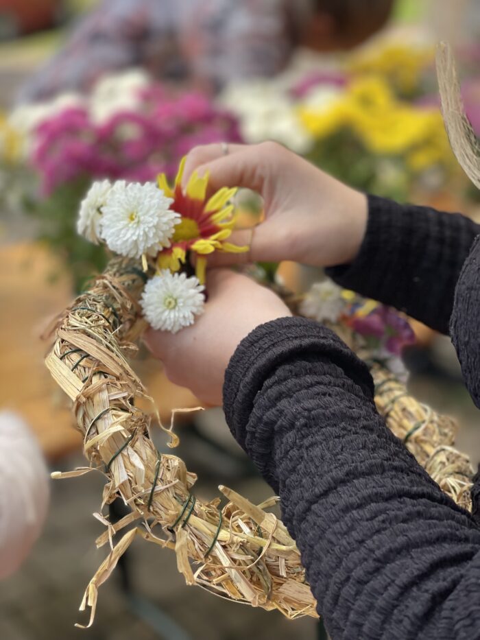 Blumenkranz binden beim Erntedankfest